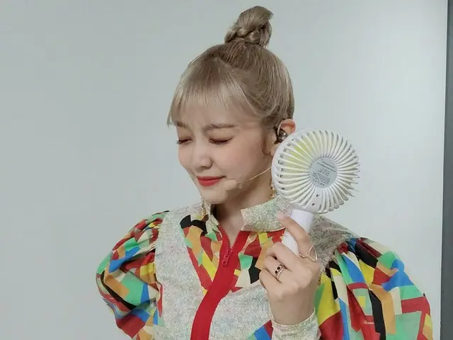 【t公式】EVERGLOW、[ #来る]昨日撮ったものもノトグです❤❤ホエンにににエク0( `・ω・)後程見ポエバー> 3 < 
