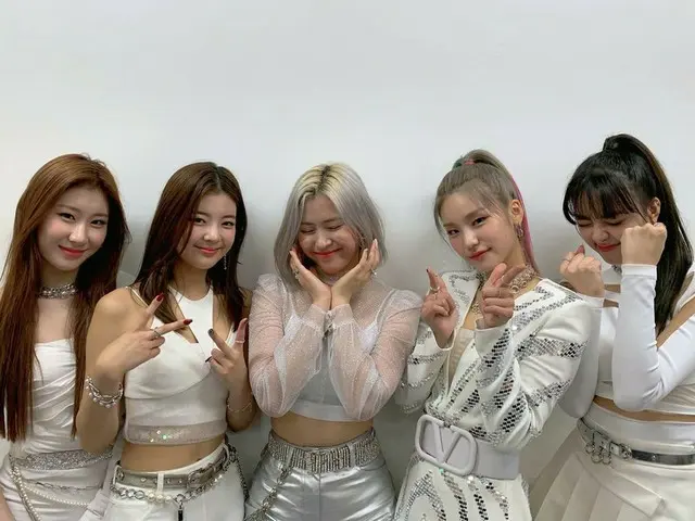 【t公式】ITZY、今日も一緒にしてくれたMIDZYのおかげでパワーアップ💪🏻 舞台ですぐまた会えることを願って❤️  Got energy from MI