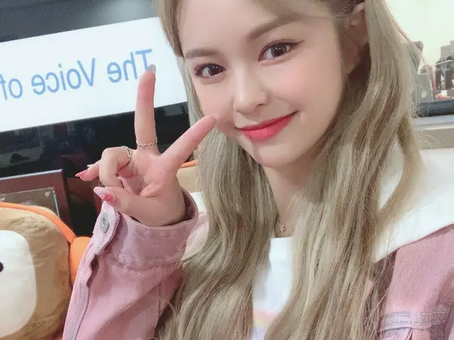 【t公式】EVERGLOW、[ #理由]皆さんこんにちは～～～離乳食理由です(笑)みんな知ってかな..？今日ラジオみんなよく聞きましたか？久しぶりのラジオと緊張