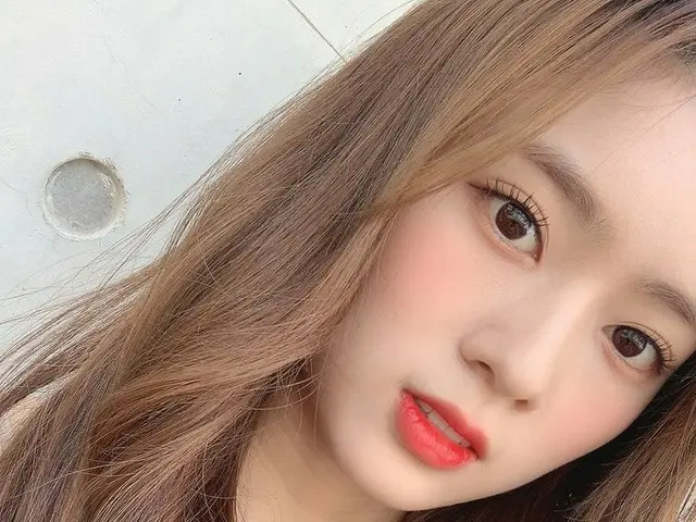 【t公式】Cherry Bullet、[ #メイ#MAY]今日のセルカ #CherryBullet #Cherry Bullet 