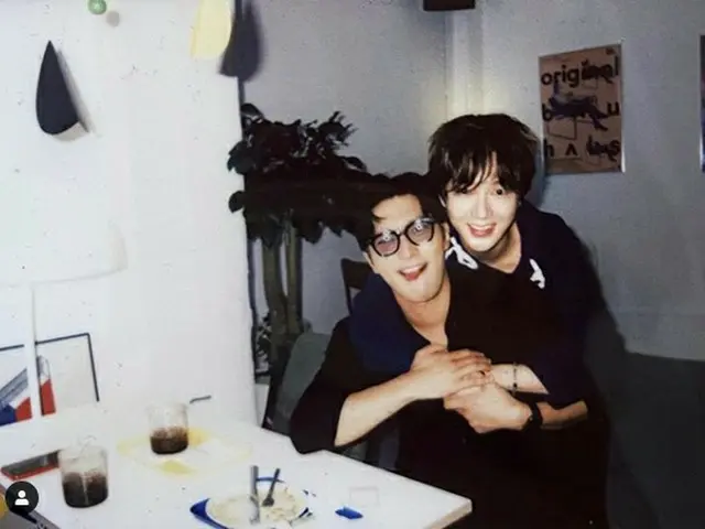 「SUPER JUNIOR」イェソン、バックハグ写真を公開で話題に