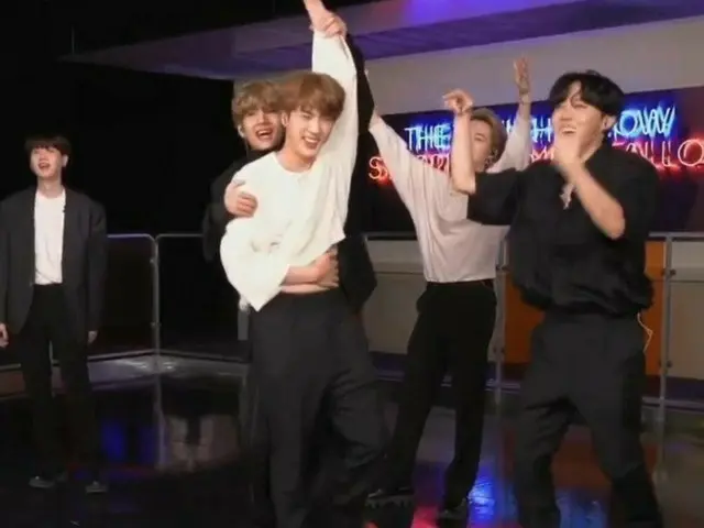 「BTS(防弾少年団)」JIN、米国NBC「The Tonight Show Starring Jimmy Fallon」内のゲームで勝ち、メンバーが喜んで腕を