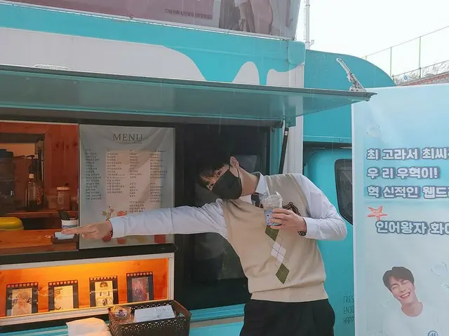 【T公式】ASTRO、雨が降って打ったの撮影現場にロハが送ってくれたコーヒー茶のおかげで盛り上がってウォブル！笑いつも力になってくれてありがとう😀 #ASTR
