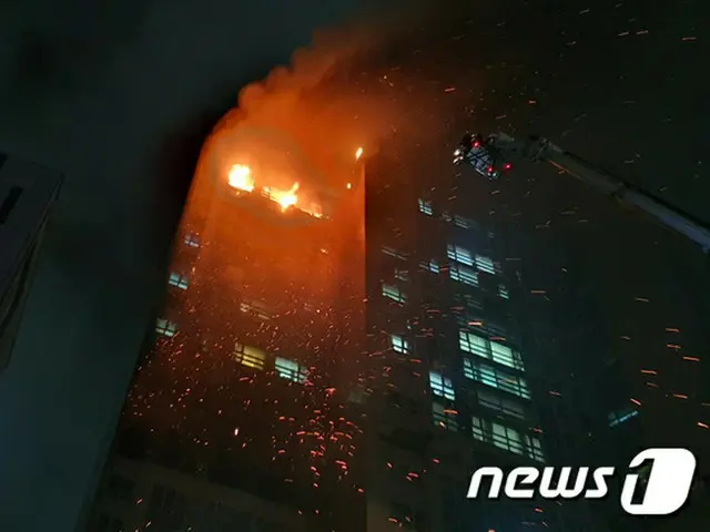 昨夜、韓国南東部のウルサン(蔚山)で起きた火事…強風で消火活動が進まなかったが今朝やっと消火活動が進む