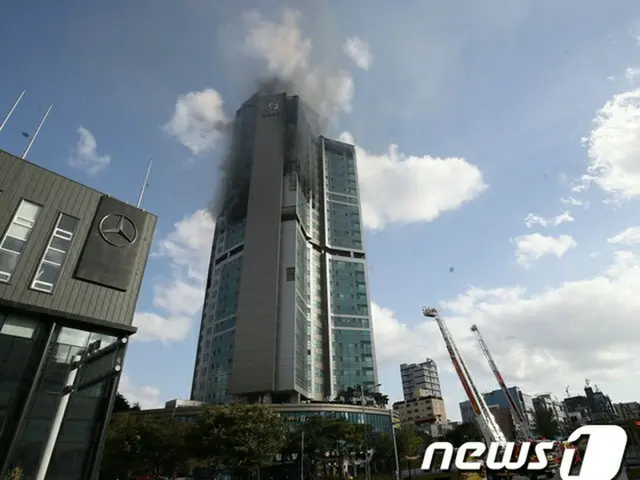 韓国南東部のウルサン(蔚山)で火事のあったビルの横にあるメルセデスベンツ・コリア蔚山展示場、今日の営業を休みにして消防隊員に食事や休憩場所、トイレなどを提供して