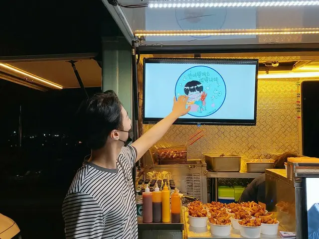【T公式】ASTRO、ちょうど泳ぐシーン撮ってすごく空腹掘ったおいしい匂いに誘われて出てみるとロハが送ってくれたチキンが来た何ですか〜😄😄とてもおいしくよく