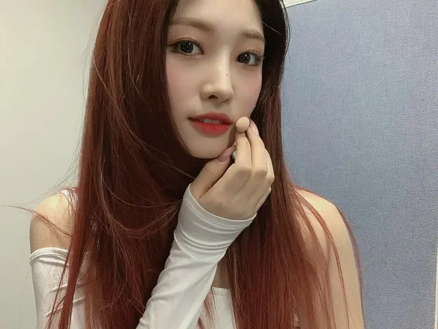 【t公式】EVERGLOW、[ #県]今日の衣装ジョトアヨへへへ私の愛ストレート❤