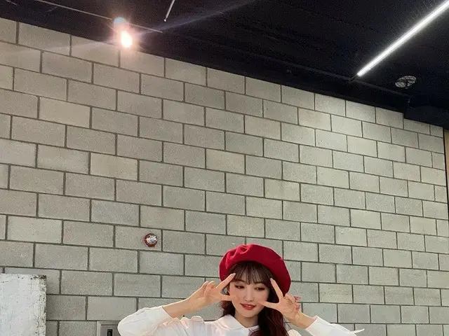 【t公式】EVERGLOW、[ #県]今日はベレー帽ションショ❤フォーエバー私ベレーよく似合っ用？どうですか？ヒヒ