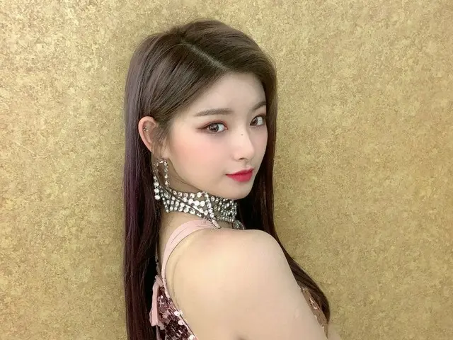 【t公式】EVERGLOW、[ #YIREN]あなた～～今日の世界パンチャクで華やかなTHE SHOW舞台ボショトナて～～～♡？ 👀！