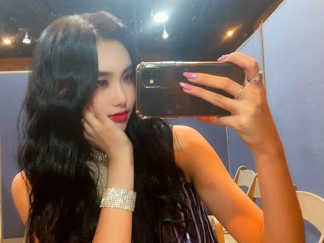 【t公式】EVERGLOW、[ #AISHA]フォーエバー(笑)今日両方の私達イグリスましたか？今日も永遠思って一生懸命舞台ましてたいんだ私の愛の今日シャーナイ