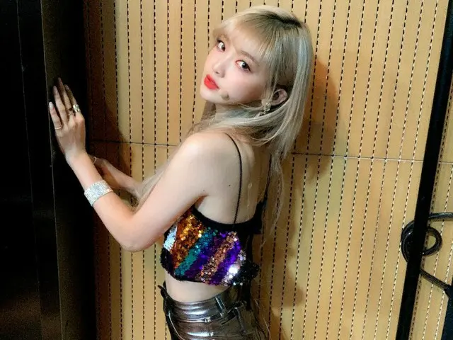 【t公式】EVERGLOW、[ #来る]フォーハニーの9(◕ᗜ◕)و今日エムカみんな本放送を必ず見て！たうよ？衣装二すごく好きに野焼き初めに舞台で新しい毛して寄