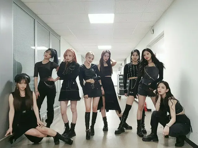 【t公式】fromis_9、[💌 #fromis_9]なんでもこなすことができているだけのような今日の #Feel_Good🖤こう突然のオールブラックでフロ