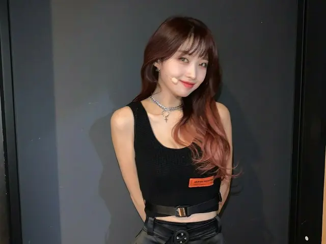 【t公式】EVERGLOW、[ #県]今日の衣装もきれいでしょう🖤フォーエバー今日ラジオだ見チヨ？
