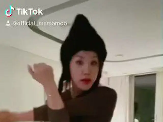 【t公式】MAMAMOO、[ #MAMAMOO] Drink like a fish！寄り添うリングリンガリング🤙🏻🤙🏻🤩(everybody ver
