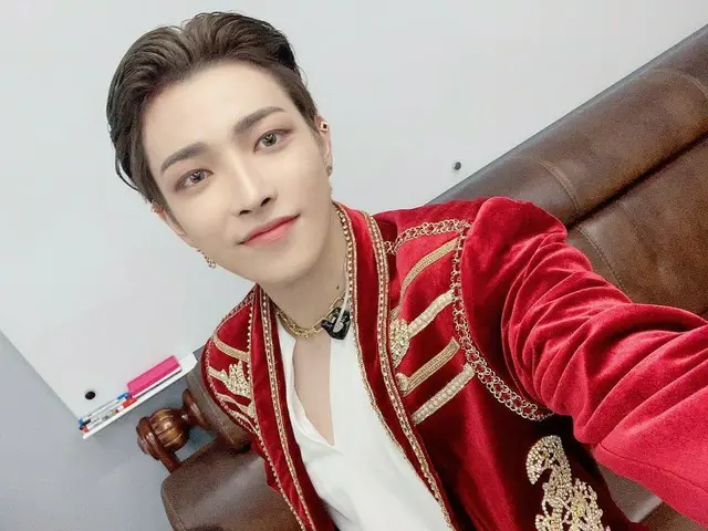 【T公式】ATEEZ、[ #ホンジュン] 2周年おめでとうございますこのティーニ👏 そして、今日も一緒にすることができることにありがとう❤️#2_years_