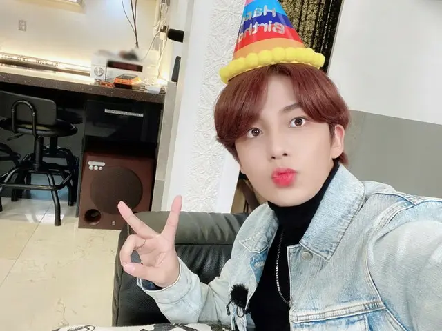 【T公式】ATEEZ、[ #ジョンホ]誕生日のリアリティ撮影するんだけど、とんがり帽子があるからwwwwふ #ATEEZ #ATEEZ