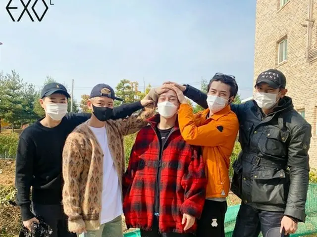 「EXO」SUHO、BAEK HYUN、SEHUN、CHANYEOL、26日に入隊したCHENを見送る。