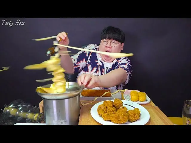 ASMRを撮ろうとしてチーズに翻弄されるグルメユーチューバー