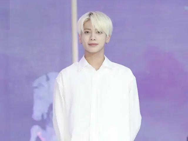 「TXT(TOMORROW X TOGETHER)」テヒョン、バラエティ番組の撮影準備中にぶつかって右手小指の骨にひびが入ったと明かす