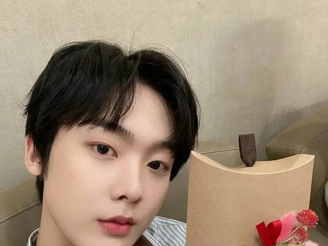 【T公式】ASTRO、SHOW CHAMPION_よく見ロハ？今日はバリスタに変身してみたどうでした？そして、これはSHOW CHAMPION_作家が示されてく
