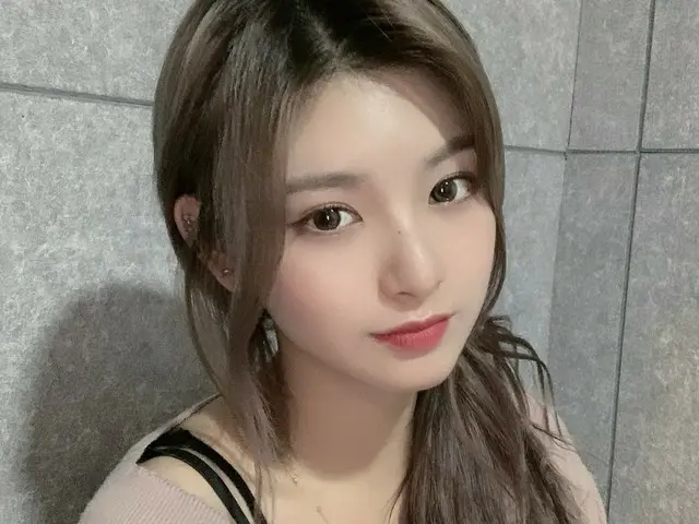 【t公式】EVERGLOW、[ #YIREN]今日も楽しく一緒に遊んネヨウン～～😉皆さん今退勤時間か..！？🙃