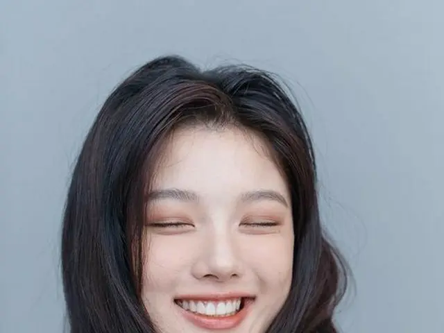 女優キム・ユジョン、新プロフィール写真のビハインドカットを公開