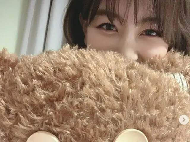 「TWICE」ジヒョ、ミナに買ってもらったぬいぐるみを自慢…どちらもかわいすぎると話題