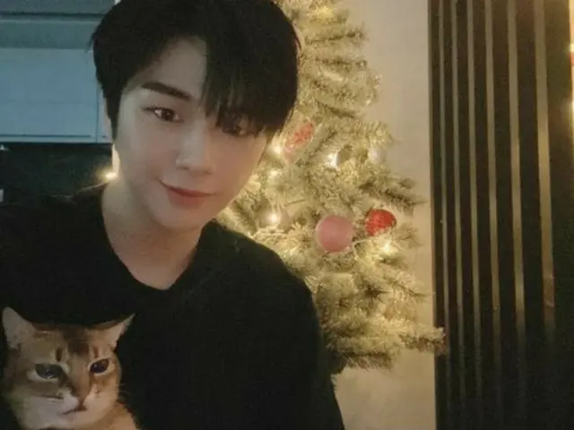 カン・ダニエル、クリスマスツリーをバックに愛猫との写真を公開