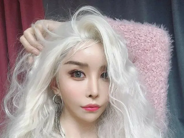 “トランスジェンダー”タレントのハリス、シルバーヘアで破格の変身。