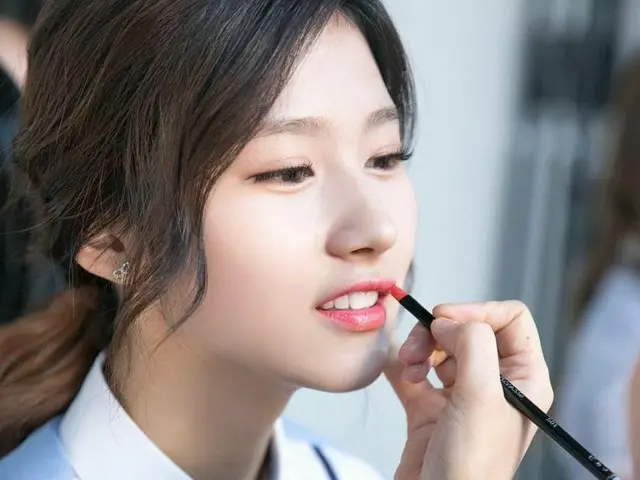 TWICE サナ、鉛筆　vs　クレヨン。
