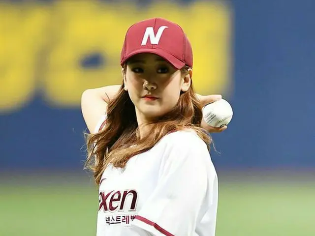 BESTie ヘヨン、始球式。
