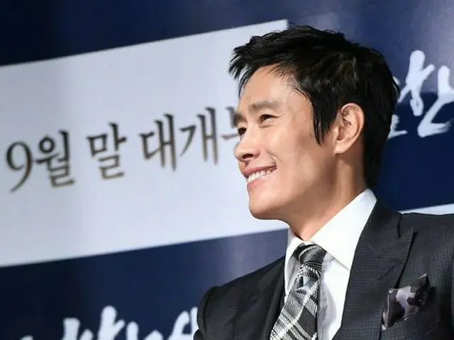 俳優イ・ビョンホン、映画「南漢山城」の制作報告会に出席。