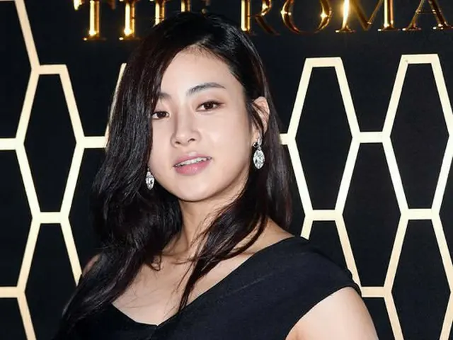 女優カン・ソラ、香水ブランドのローンチイベントに出席。