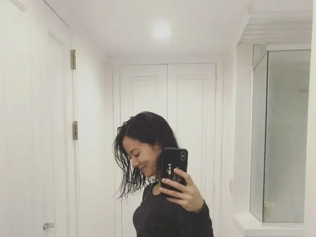 「美女たちのおしゃべり」出身の日本人タレント アキバ・リエ(秋葉里枝)、第2子妊娠中の近況を公開