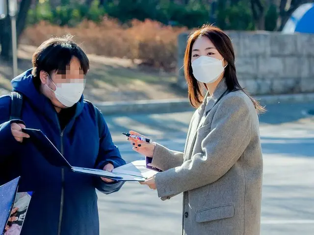 女優イ・ヨニ、出勤中にファンに声をかけられサインに応じる。
