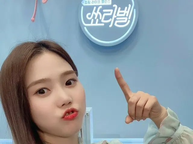 【t公式】OH MY GIRL、[ #OHMYAir]週末を控えた幸せな金曜日の夜！チョンイ見ながら、完全に仕上げて下さい😍しばらくして11時、 #ヒョジョン