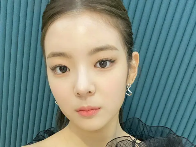 【t公式】ITZY、[ #2020KBS歌謡大祝祭]弟たちを応援するのに幸せお姉さんたち🥰 Elder sisters happy to cheer for 