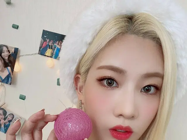 【t公式】今月の少女(Loona)、Merry Christmas with KimLip安全に家でツリーを飾るのを忘れてなかったですよね？  #今月の少女(L