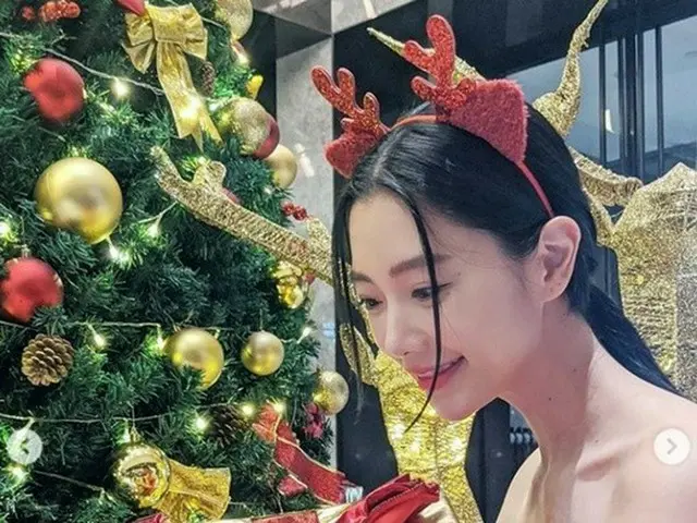 女優クララ、赤いワンピース着用しセクシーなサンタに変身