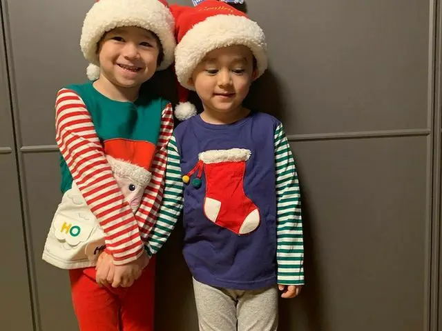 タレントのサム・ハミントンの息子ウィリアムくん＆ベントレーくん、サンタクロース姿がかわいいと話題に