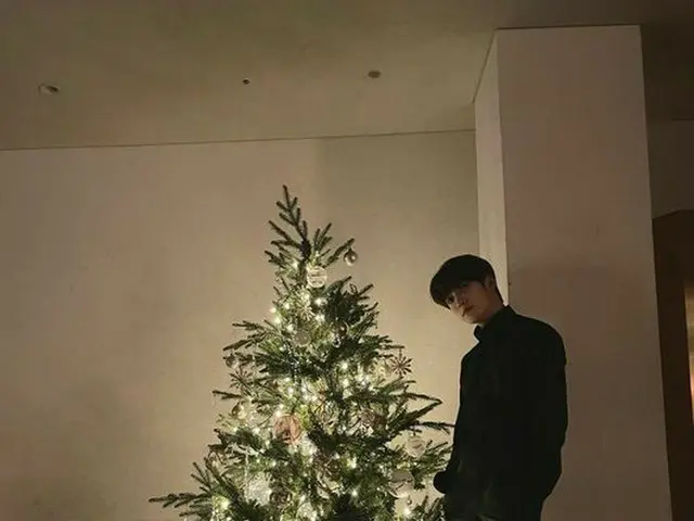 NCT ジェヒョン、巨大クリスマスツリーとの記念ショットを公開