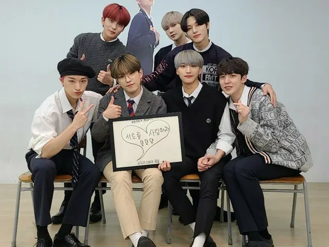 【T公式】ATEEZ、[📷] 2021新年迎えグプフン決めるBehind Photo ⠀ 2021年ATEEZ❤️ATINYお互いを愛してみましょう今年もよろ