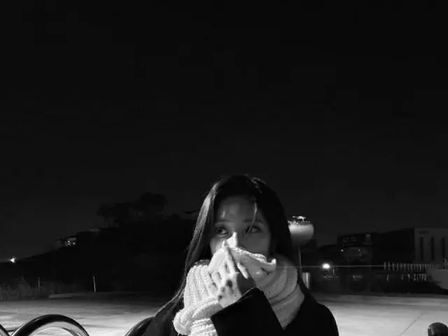 「TWICE」、SNSに掲載したモノクロ写真が誰だかわからないと話題に