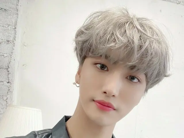 【T公式】ATEEZ、[ #化]セルカ撮っているのにいきなり来て、見台しまうウヨンイング。