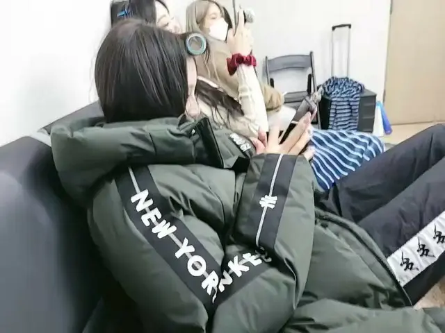 【t公式】(G)I-DLE_、[ #ソヨン]姉さんにコーヒーをあげるYUQI