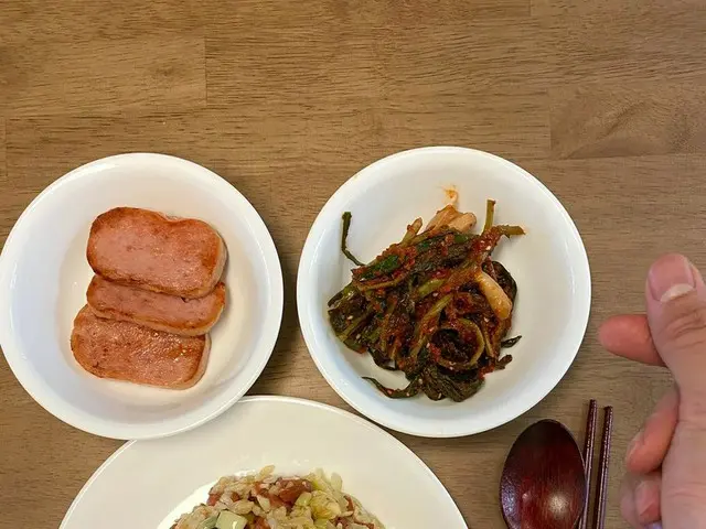 【JT公式】SEVENTEEN、RT pledis_17：[17'Sドギョム]久しぶりにスパムチャーハンを作って食べよう