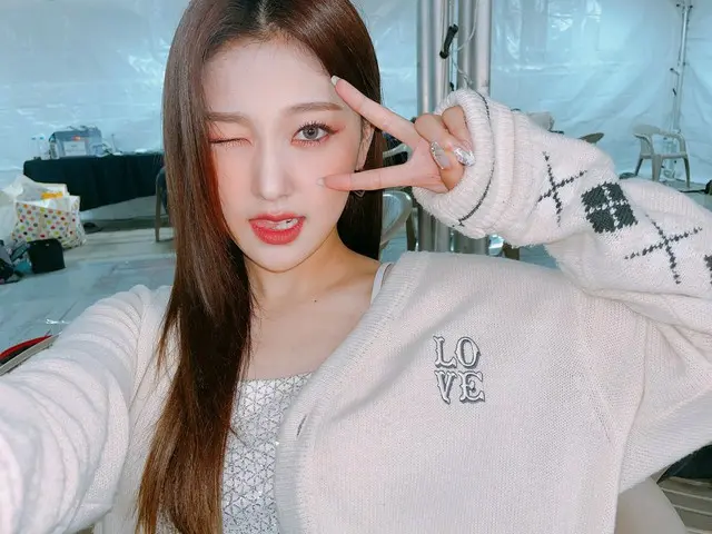 【t公式】今月の少女(Loona)、[ #チェリ/ #Choerry] Orbit！授賞式チェリイプニダン🍒💜Orbitたちにメイクアップスタイリング見せし
