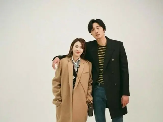 DARA(2NE1)、俳優チョン・イルとの友情ショットを公開