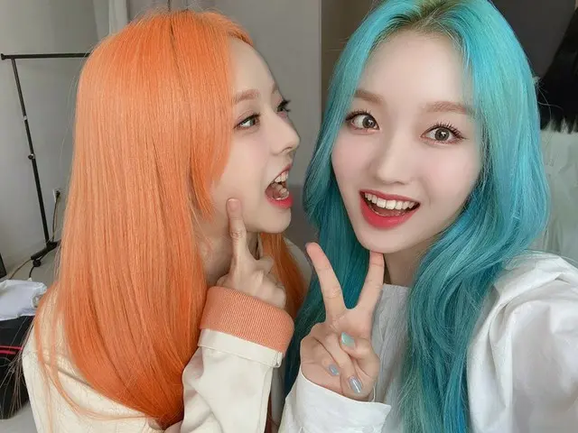 【t公式】今月の少女(Loona)、[ #ViVi】私たちの頭の色は、太陽の光🧡と海💙高原が可愛すぎて、より密接に見たいんだ(笑)🧡#今月の少女(LOON
