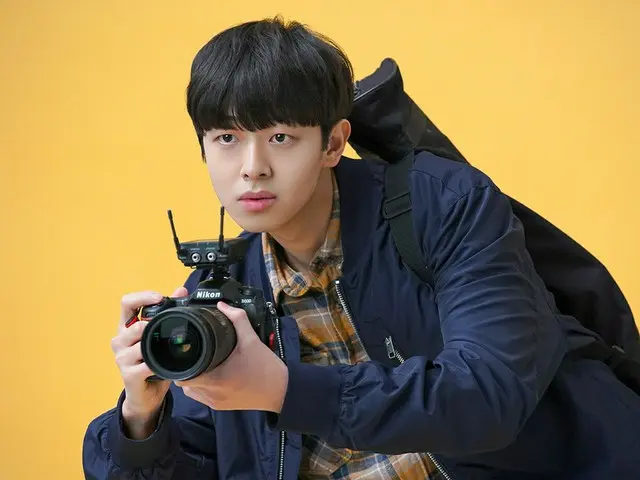 【d公式fan】【 ウン・ヘソン] [ポスト]ポスター撮っていたらカメラとのケミを出てしまった俳優  